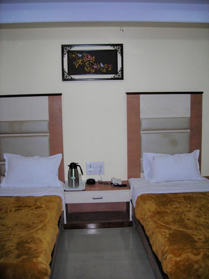 Hotel Dolphin Райпур Экстерьер фото
