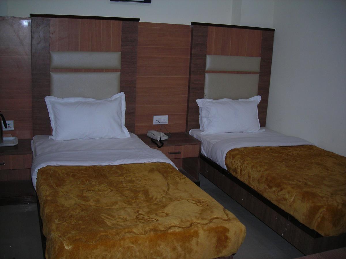 Hotel Dolphin Райпур Экстерьер фото