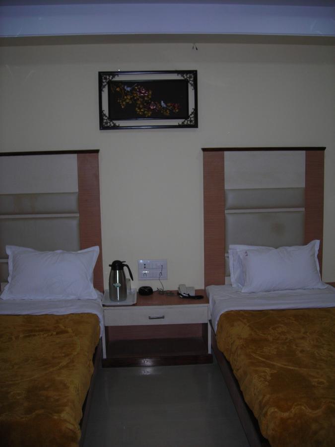 Hotel Dolphin Райпур Экстерьер фото